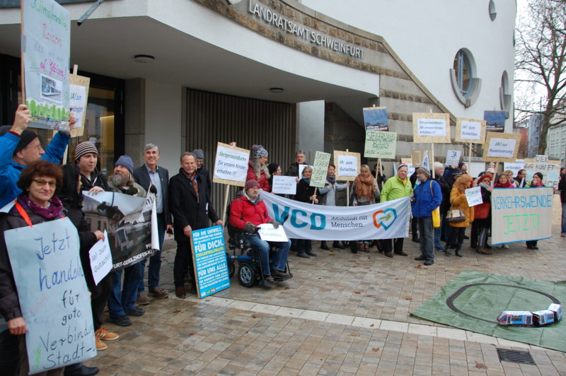 Pro-Steigerwaldbahn Demonstration vor dem Landratsamt Schweinfurt.