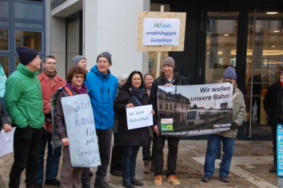 Pro-Steigerwaldbahn Demonstration vor dem Landratsamt Schweinfurt.