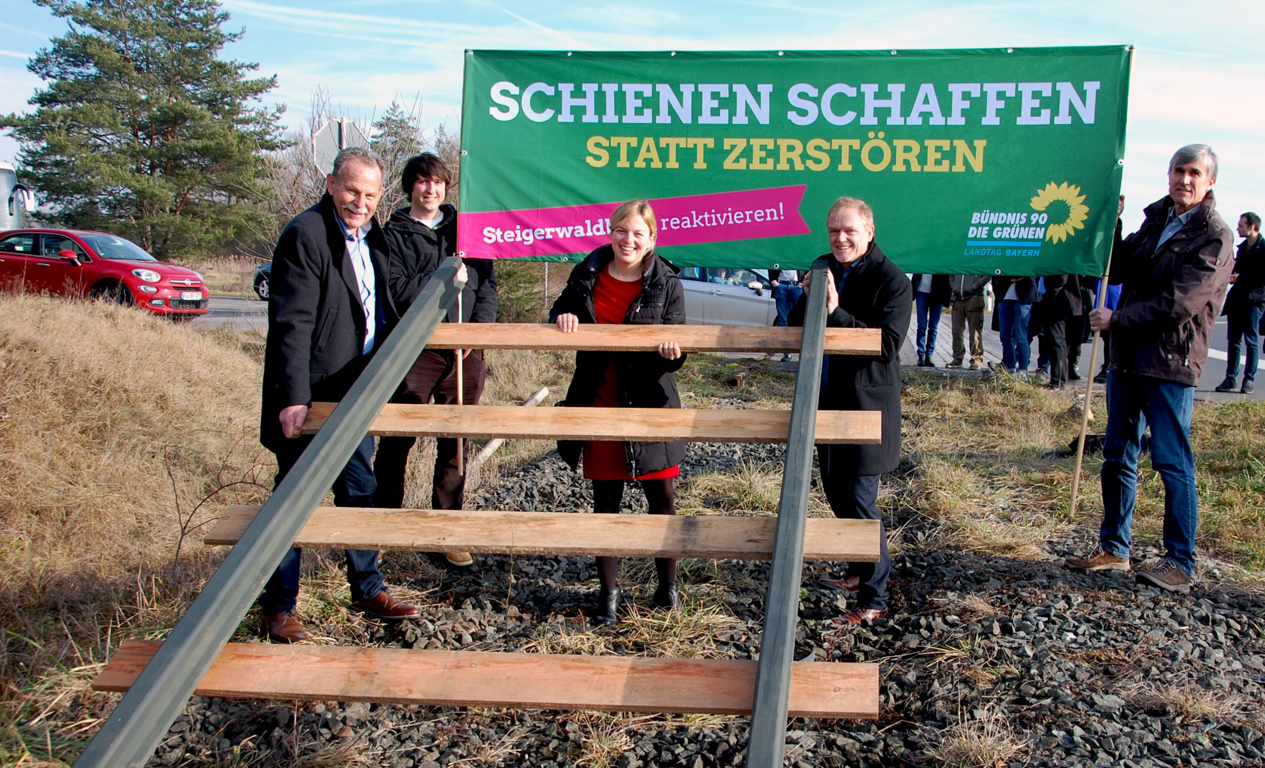 Die Grünen setzen das abgebaute Stück Gleis der Steigerwaldbahn symbolisch wieder ein.