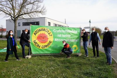 V.l.n.r: Grünen-Ortssprecherin Sabine Braun, MdL Paul Knoblach, Stefan Weidinger, Daniel Schoppelrey, Manfred Fenn und Ortssprecher Herbert Schug beim Aufstellen der Atommüll-Plakate in Grafenrheinfeld am Ortsausgang Richtung Röthlein. Foto: BÜNDNIS 90/DIE GRÜNEN Ortsverband Grafenrheinfeld