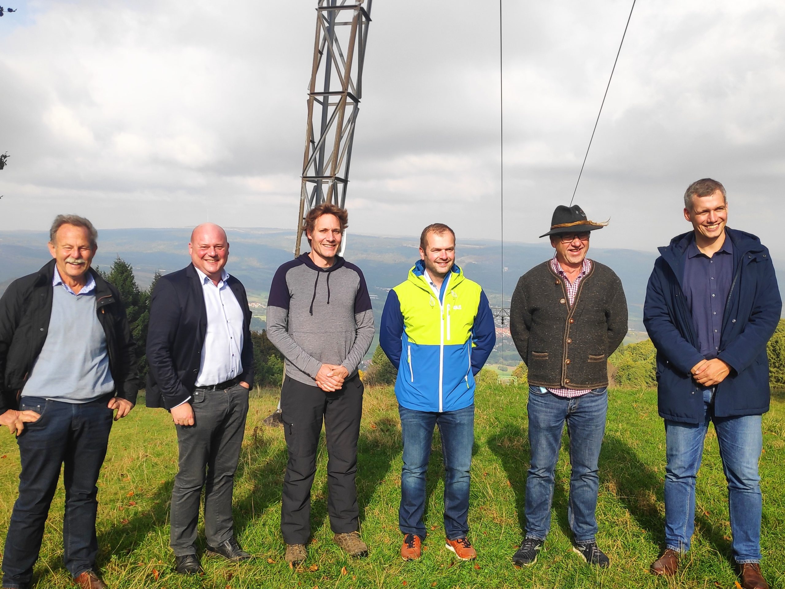 Die Grünen im Landtag wollen nach dem Vorbild der Bersteigerdörfer im Süden in den anderen Gebieten Bayerns Naturerlebnisdörfer etablieren. Bischofsheim in der Rhön könnte das erste sein. Beim Besuch der Grünen Landtags-Delegation von links MdL Paul Knoblach (Schweinfurt), Bürgermeister Georg Seiffert, Grünen-Fraktionschef Ludwig Hartmann, die beiden Bischofsheimer Tourismusbeauftragten Klaus Seiffert und Christian Enders sowie der Grüne MdL und Tourismussprecher Christian Zwanziger.