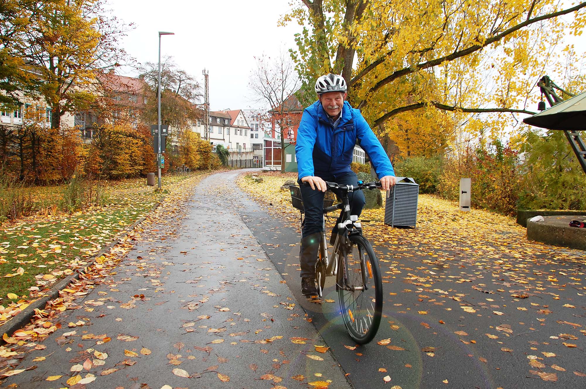 Der grüne Landtagsabgeordnete Paul Knoblach fordert wie seine Landtagsfraktion ein grünes Radgesetz, damit mehr Menschen das Fahrrad nutzen, wie er hier entlang der Gutermannpromenade. Foto: Hannes Helferich