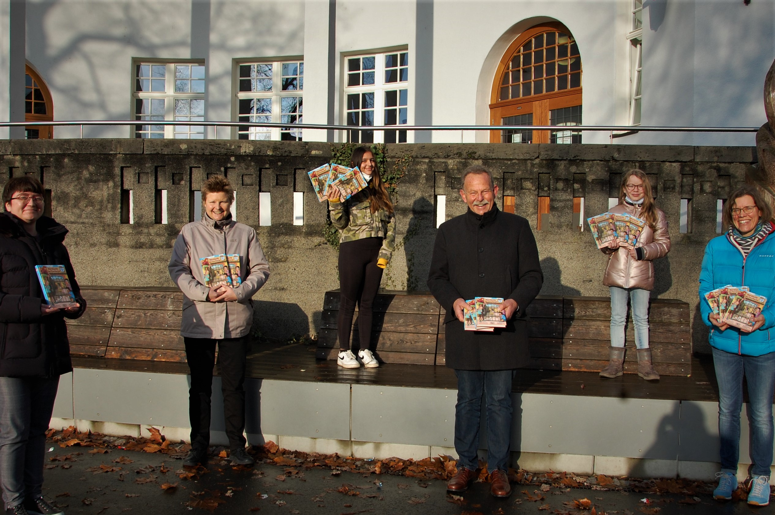 Sechs Personen auf dem Schulhof der Schweinfurter Frieden-Mittelschule - von links: stellvertretende Schulleiterin Stephanie Zeitz, Schulleiterin Martina Rottmann, die Schülerin Melina, MdL Paul Knoblach (GRÜNE), die Schülerin Emilia und Klassenleiterin (6 g) und Büchereibeauftragte Renate Seyfried.