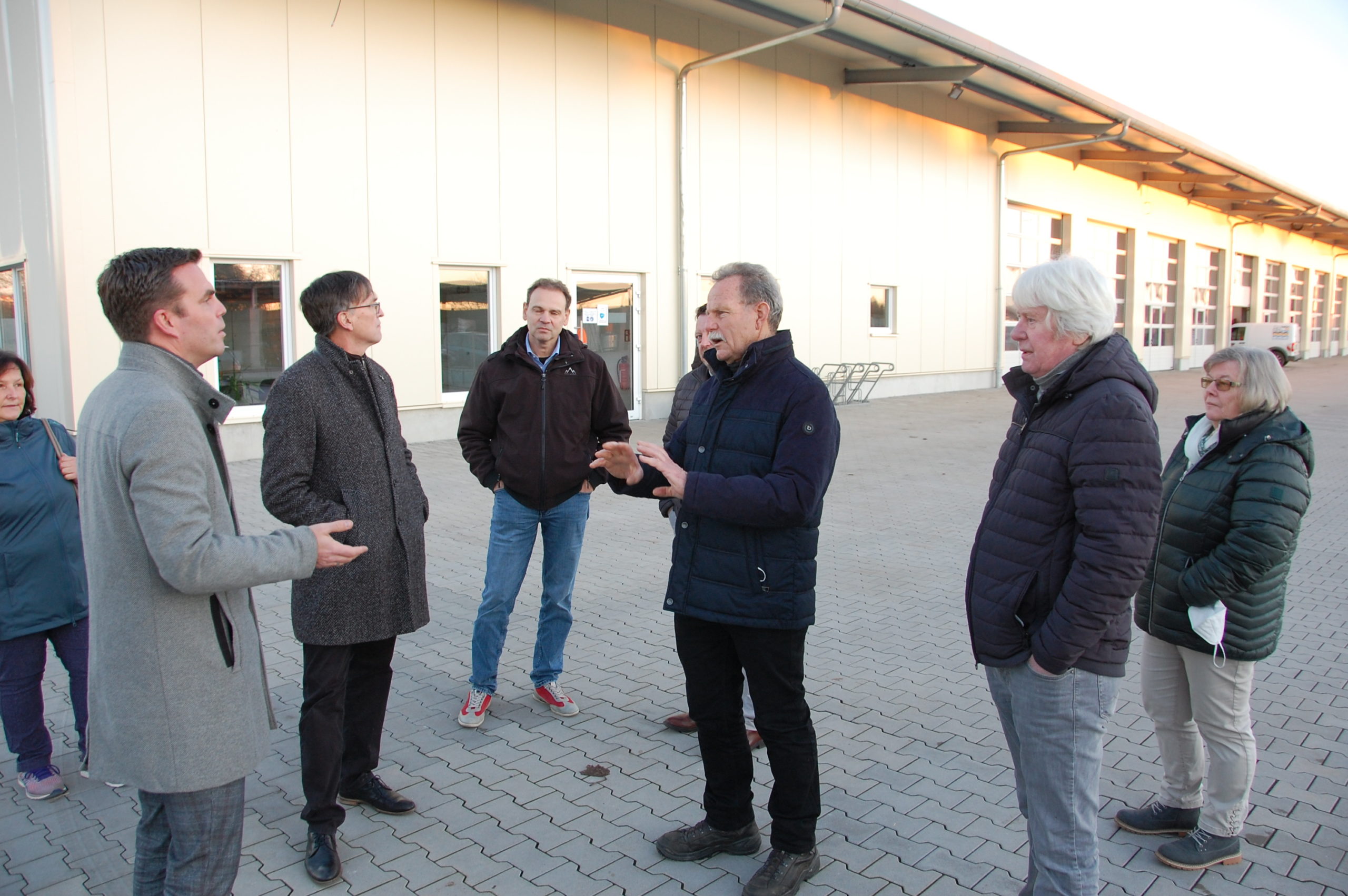 Den energetisch klimafreundlichen und weitgehend autarken Bauhof in Sennfeld nannte MdL Paul Knoblach Vorbild für alle künftigen öffentlichen Neubauten. Knoblach diskutiert mit Sennfelds Bürgermeister Oliver Schulze, daneben der Bergrheinfelder Bürgermeister Ulrich Werner.