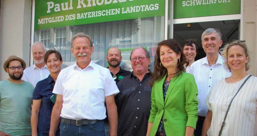 Paul Knoblach (vierter von links) strebt eine zweite Amtszeit als Landtagsabgeordneter an. Die Unterstützung für den MdL aus Garstadt ist groß, von links: Nico Lommatzsch (Kreissprecher/Stadtrat, Schweinfurt), Reginhard von Hirschhausen (Stadtrat-Fraktionssprecher, Schweinfurt), Patricia Kaspar (Kreissprecherin, Sulzheim), Udo Rumpel (Kreisrat, Mühlhausen), Walter Rachle (Vorstandsmitglied, Sennfeld), Kerstin Krammer-Kneissl (Stadträtin, Gerolzhofen), Johannes Weiß (Kreistag-Fraktionsvorsitzender/Marktgemeinderat, Werneck), Thomas Vizl (Kreisrat/Stadtrat, Gerolzhofen) und Stefanie Döpfner (Kreisrätin/Stadträtin, Gerolzhofen). Foto: Hannes Helferich
