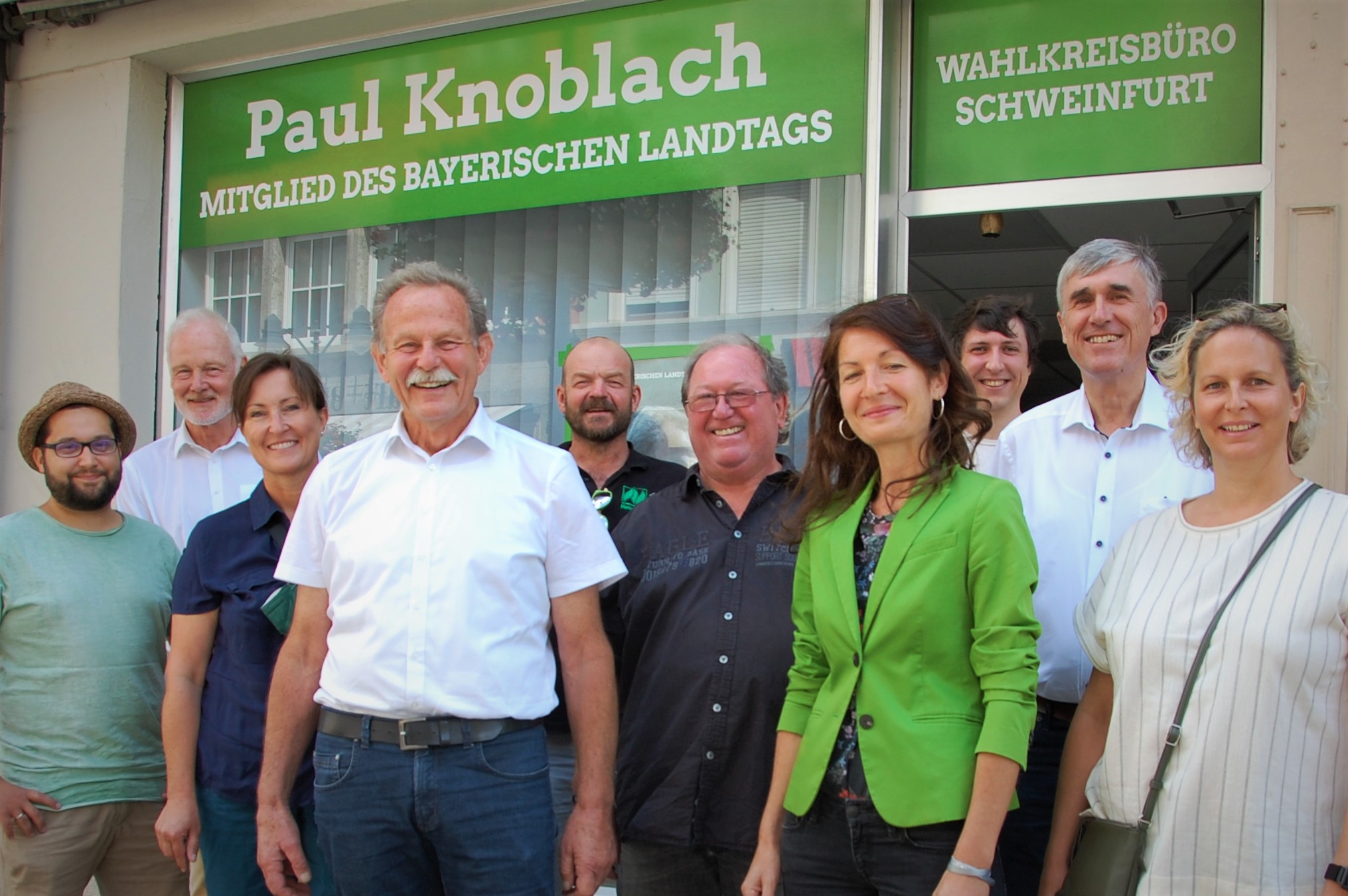 Paul Knoblach (vierter von links) strebt eine zweite Amtszeit als Landtagsabgeordneter an. Die Unterstützung für den MdL aus Garstadt ist groß, von links: Nico Lommatzsch (Kreissprecher/Stadtrat, Schweinfurt), Reginhard von Hirschhausen (Stadtrat-Fraktionssprecher, Schweinfurt), Patricia Kaspar (Kreissprecherin, Sulzheim), Udo Rumpel (Kreisrat, Mühlhausen), Walter Rachle (Vorstandsmitglied, Sennfeld), Kerstin Krammer-Kneissl (Stadträtin, Gerolzhofen), Johannes Weiß (Kreistag-Fraktionsvorsitzender/Marktgemeinderat, Werneck), Thomas Vizl (Kreisrat/Stadtrat, Gerolzhofen) und Stefanie Döpfner (Kreisrätin/Stadträtin, Gerolzhofen). Foto: Hannes Helferich