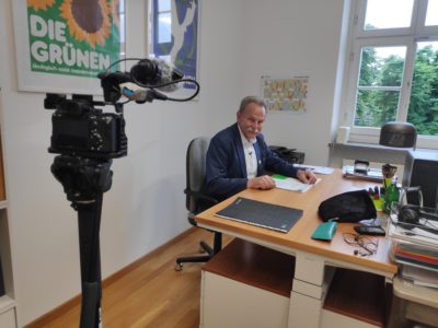 MdL Paul Knoblach während der Aufnahmen der Sendung quer in seinem Büro im Bayerischen Landtag.