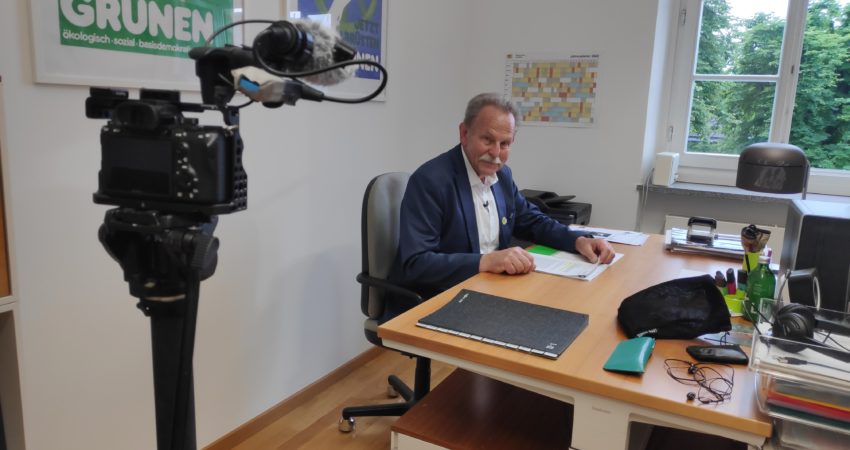 MdL Paul Knoblach während der Aufnahmen der Sendung quer in seinem Büro im Bayerischen Landtag.