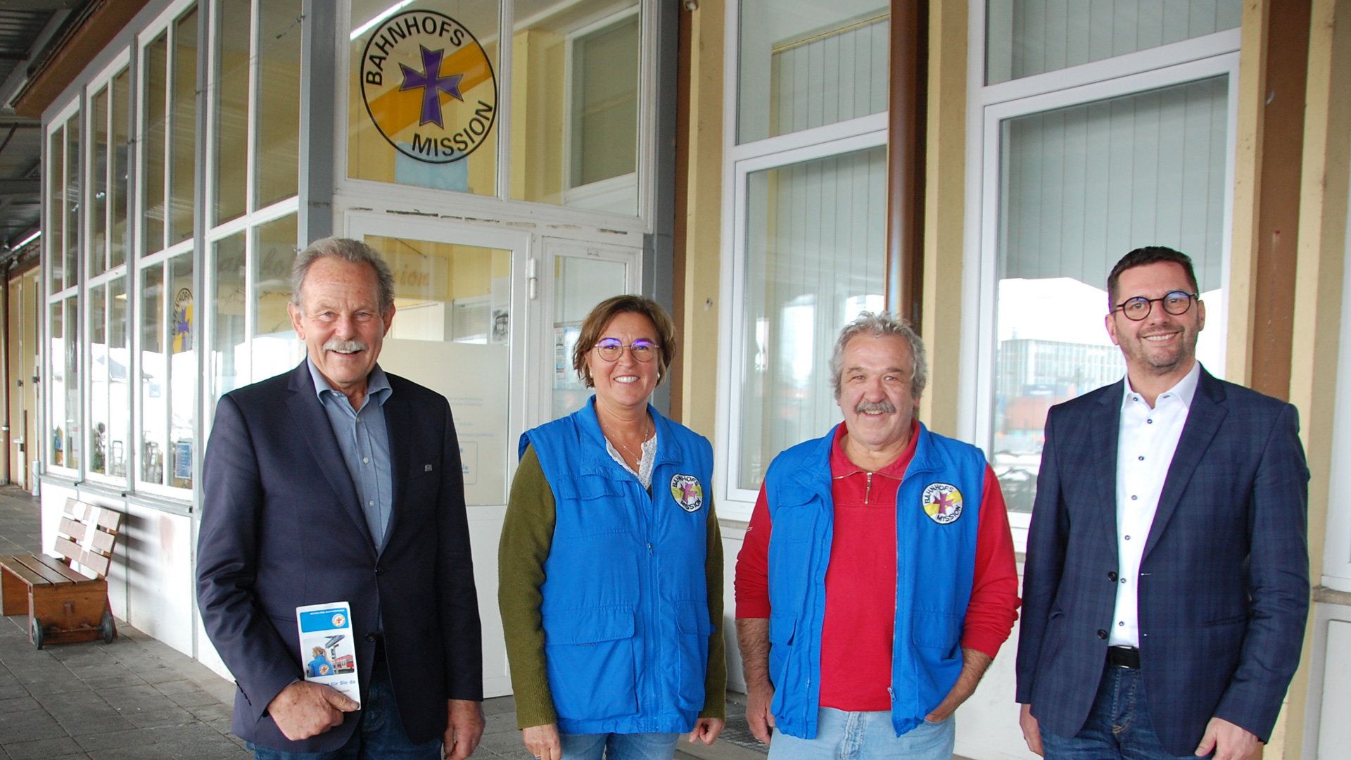 Neben MdL Paul Knoblach von links die Mitarbeiter*innen Susanne Brand, Elmar Rachle und Diakonievorstand Carsten Bräumer. Die Bahnhofsmission gibt es in Schweinfurt seit 1926. „Wenn es die Bahnhofsmission nicht gäbe, müsste sie erfunden werden“, sagte der Schweinfurter Landtagsabgeordnete Paul Knoblach nach seinem Besuch der Einrichtung am Schweinfurter Hauptbahnhof.