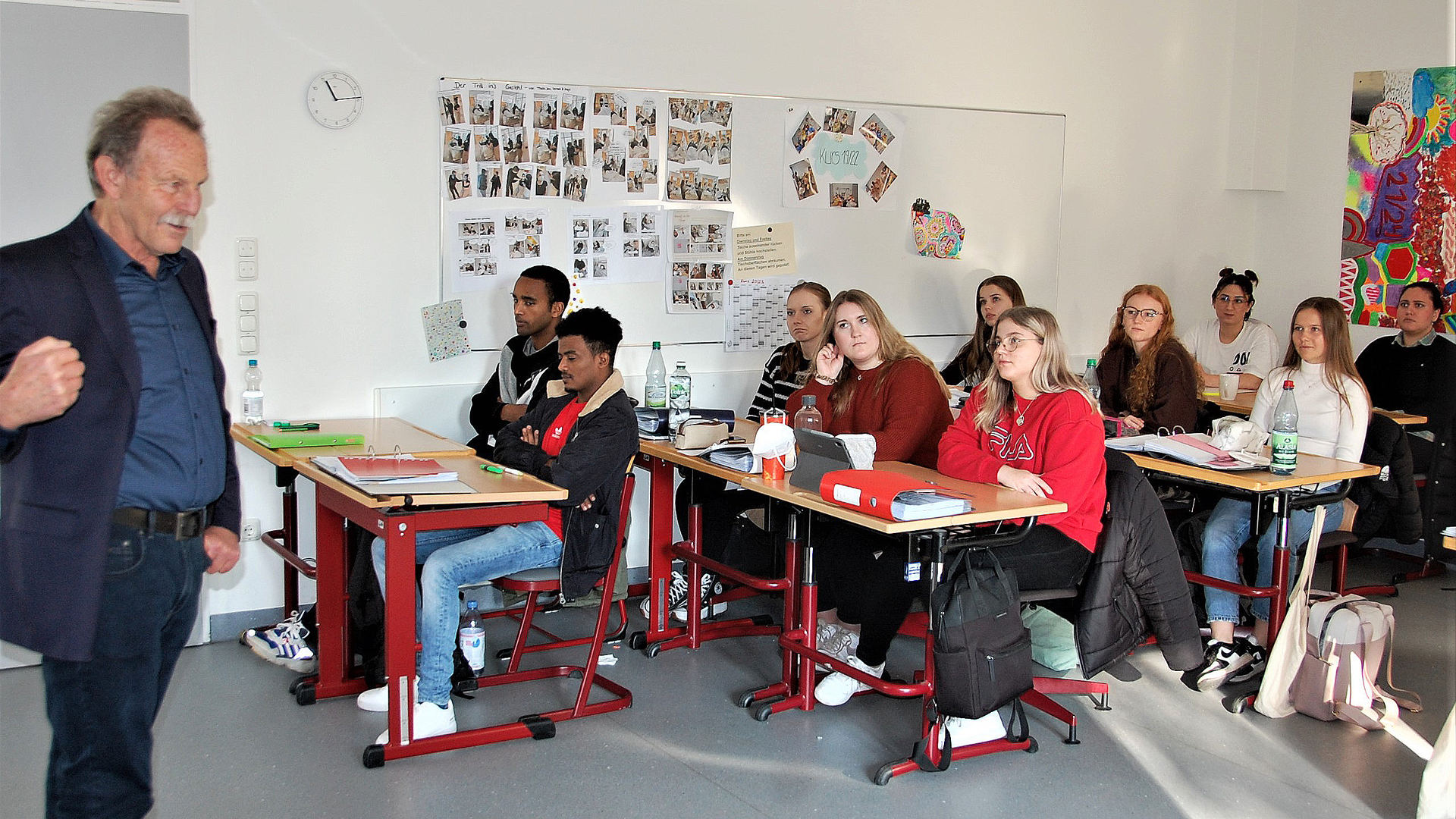 MdL Paul Knoblach im Gespräch mit den Krankenpflegeschüler*innen der Abschlussklasse der Berufsfachschule für Pflege am Krankenhaus Sankt Josef in Schweinfurt.