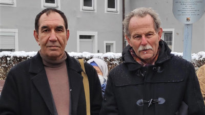 Neben Vereinsvorsitzenden Osman Cinar (links) kritisierte der Schweinfurter Landtagsabgeordnete Paul Knoblach (Bündnis 90/Die Grünen, rechts) das gewaltbereite iranische Regime.