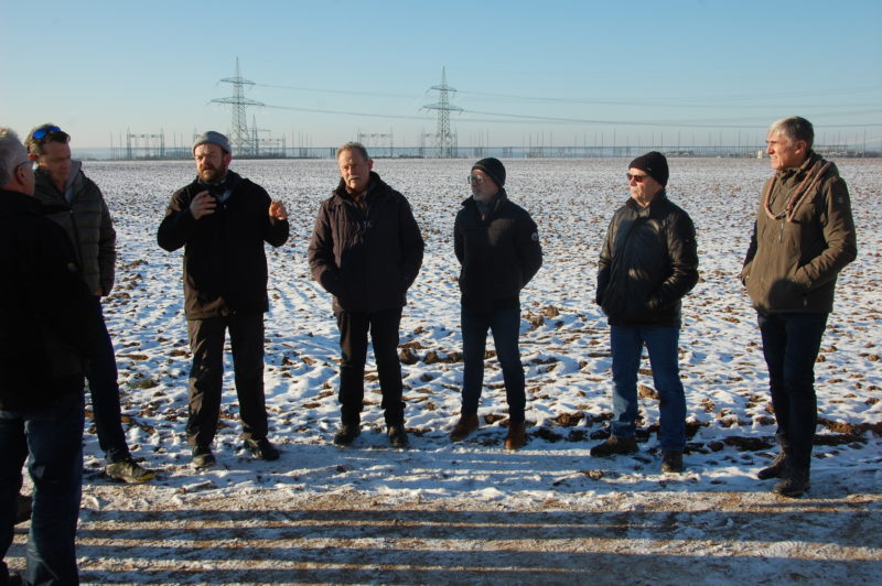 Die beiden Windkraftexperten, der Naturland-Landwirt Udo (dritter von links) und Gunther Häckner (zweiter von rechts) standen gemeinsam mit MdL Paul Knoblach (GRÜNE, Mitte) den über 30 interessierten Besuchern der Infoveranstaltung mitten im Windkraftvorranggebiet bei Garstadt Rede und Antwort. Foto: Hannes Helferich