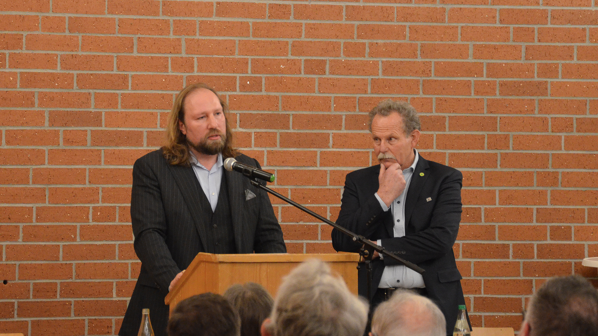 Europapolitiker MdB Anton Hofreiter (links) und MdL Paul Knoblach (beide Bündnis 90/Die Grünen) diskutierten in Sankt Kilian mit den Besuchern über den Ukraine-Krieg und seine Folgen. Foto: Hannes Helferich