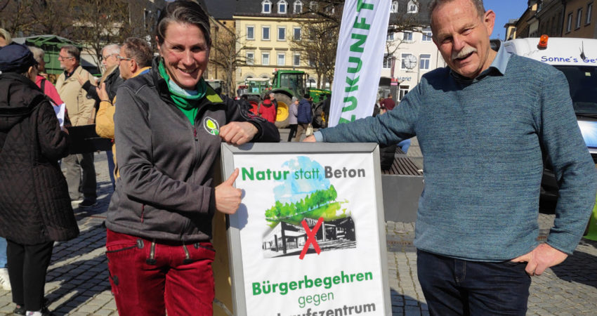Nicole Kuhn (Vorstandsvorsitzende Maschinenring Arnstein und Wernecker Marktgemeinderätin) wirbt gemeinsam mit Ökolandwirt und MdL Paul Knoblach auf dem Schweinfurter Marktplatz für das Bürgerbegehren "Natur statt Beton".