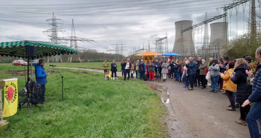 Rund 100 Kernkraftgegner*Innen sind zum abgeschalteten KKG in Grafenrheifneld gekommen, um das endgültige Ende der Atomkraft in Deutschand zu feiern. Foto: Büro Paul Knoblach