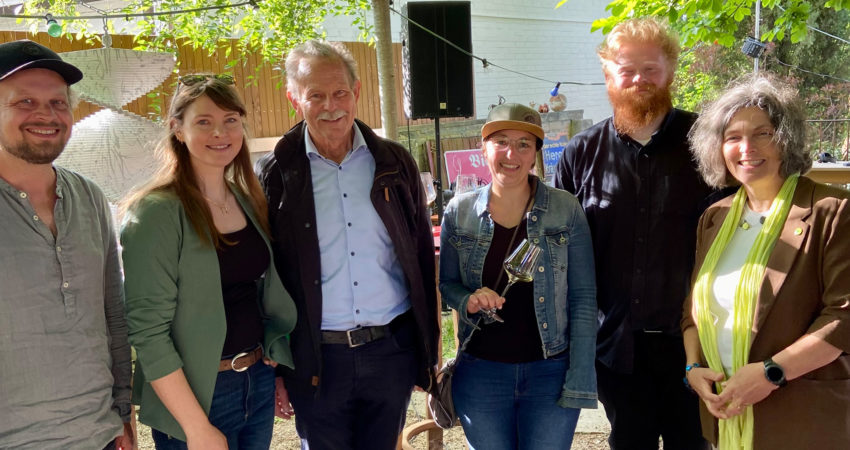 An der von den Ochsenfurter Grünen veranstalteten Diskussionsrunde im Fränkischen Hof in Marktbreit nahmen teil (von links) Biowinzer Michael Völker (Kitzingen), die ehemalige Deutsche Weinköngin und grüne Landtagskandidatin Marlies Dumbsky aus Volkach, der Schweinfurter Landtagsabgeordnete Paul Knoblach (Bündnis 90/Die Grünen), die Biowinzerin Stefanie Fröhlich aus Frickenhausen und Knoblachs grüne Landtagskollegin Kerstin Celina (Kürnach).