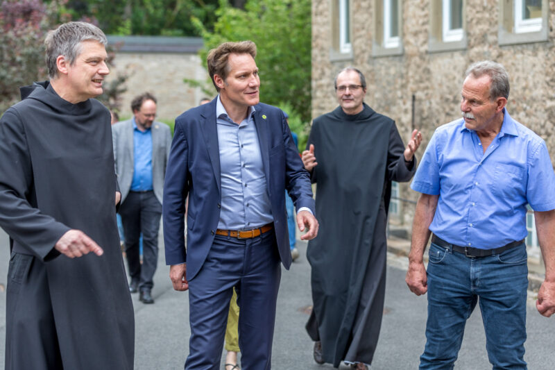 Pater Christoph (links) führte die Grüne Delegation rund um den Fraktionsvorsitzenden Ludwig Hartmann, MdL (Mitte) und Paul Knoblach, MdL (rechts) durch das das Benediktinerkloster Münsterschwarzach. Foto: Patty Varasano