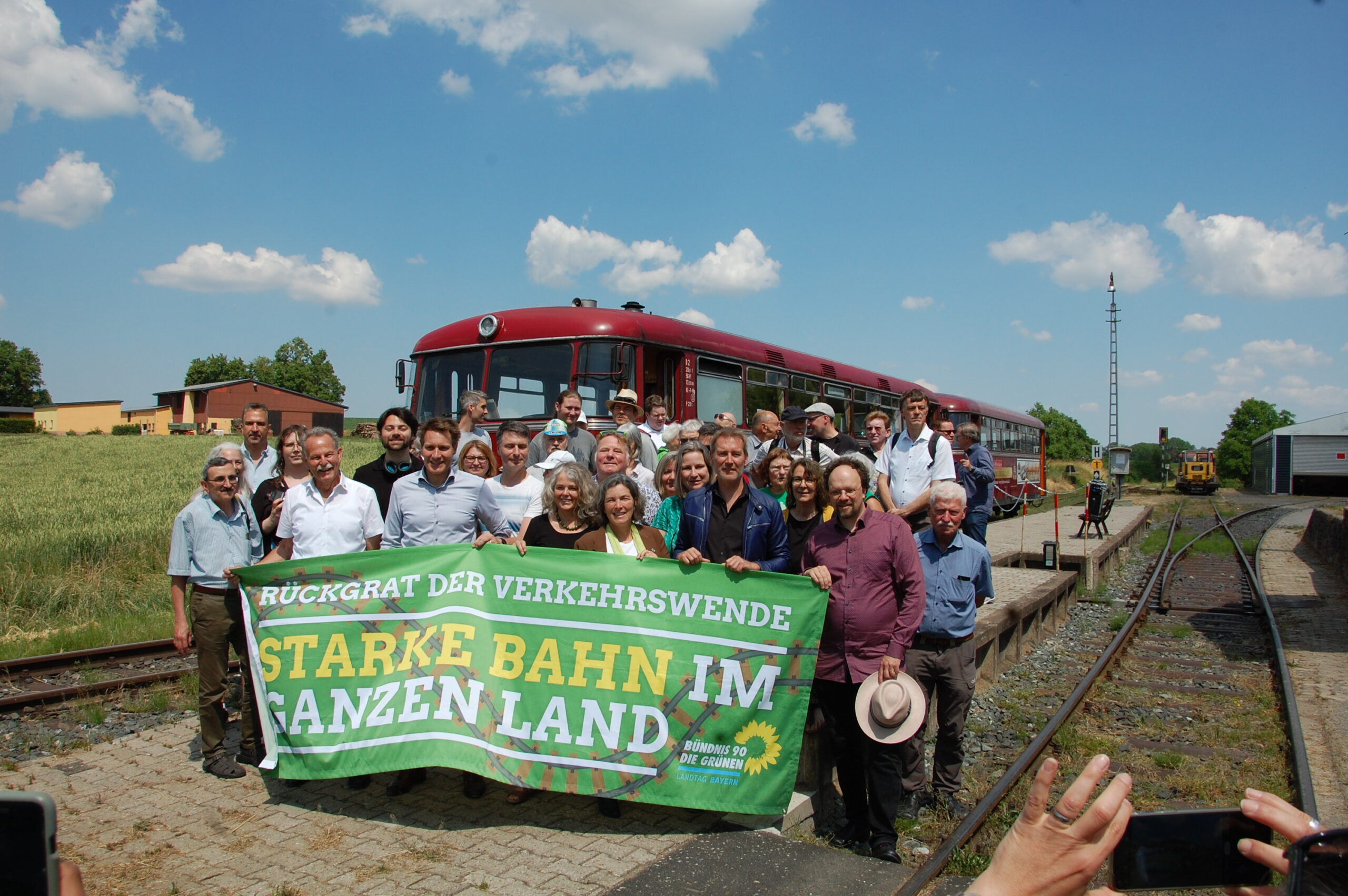 Die Grüne Delegation rund um den Fraktionsvorsitzenden Ludwig Hartmann, MdL Markus Büchler und den drei unterfränkischen Abgeordneten Kerstin Celina (Kürnach), Patrick Friedl (Würzburg) und Paul Knoblach (Schweinfurt) setzen sich für die Reaktivierung von Bahnstrecken in Unterfranken ein. Foto: Hannes Helferich