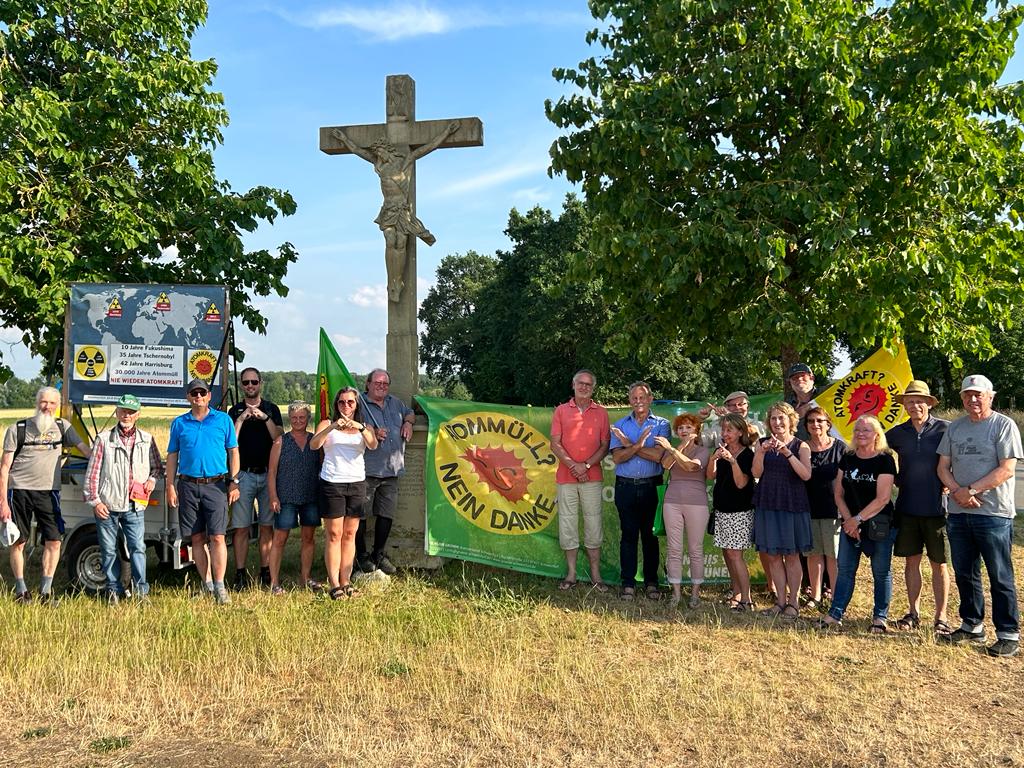 Gemeinsamer Protest des Schweinfurter Landtagsabgeordneten Paul Knoblach, der Grünen aus Bergrheinfeld und Grafenrheinfeld, Aktive der Bürgerinitiative gegen Atomanlagen BA-BI, des Schweinfurter Aktionsbündnisses gegen Atomkraft SWAB, der Bürgeraktion Müll und Umwelt, vom Bund Naturschutz Schweinfurt und von UmweltFairaendern aus Hamburg gegen die Atommülltransporte aus dem stillgelegten Atomkraftwerk Würgassen nach Grafenrheinfeld. Foto: Walter Meißner