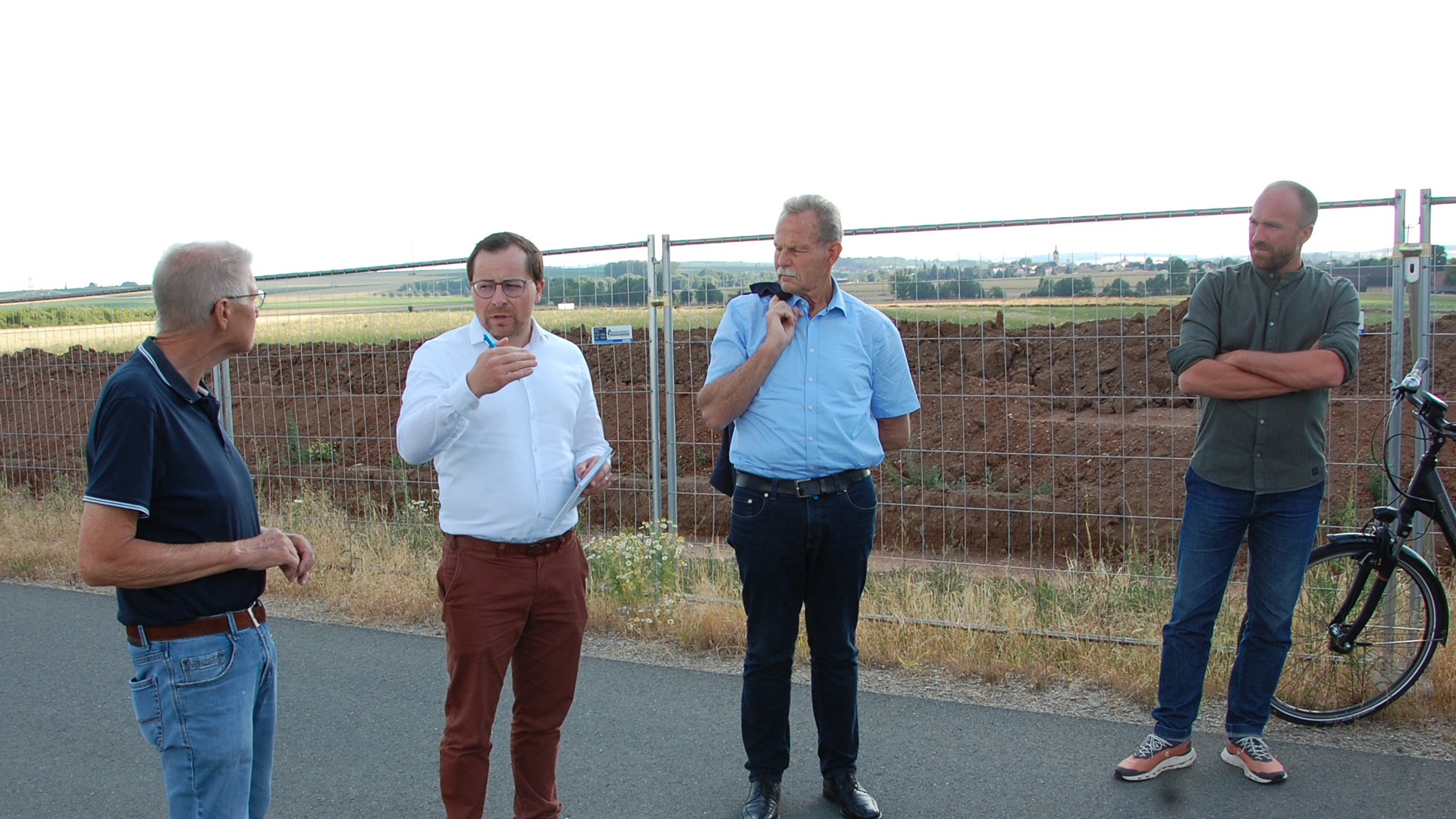 Dr. Andreas Schieder (zweiter von links, TenneT Senior Advisor Landespolitik Bayern) geht auf die Fragen der anwesenden Politiker zum Bau der Konverterhalle an der Gemarkungsgrenze zwischen Werneck und Bergrheinfeld ein. V.l.n.r: Hans Spahn, dritter Bürgermeister der Marktgemeinde Werneck, Dr. Andreas Schieder, MdL Paul Knoblach und Thomas Wagner, Referent für Bürgerbeteiligung der Firma TenneT. Foto: Hannes Helferich