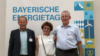 Wegen ihres Einsatzes für eine Energiewende mit Erneuerbaren wurden zum Empfang der Staatsregierung eingeladen (von links): Paul Knoblach, MdL (GRÜNE) und die Eheleute Elisabeth Krempl und Manfred Röder aus Schweinfurt. Anlass waren die Bayerischen Energietage.