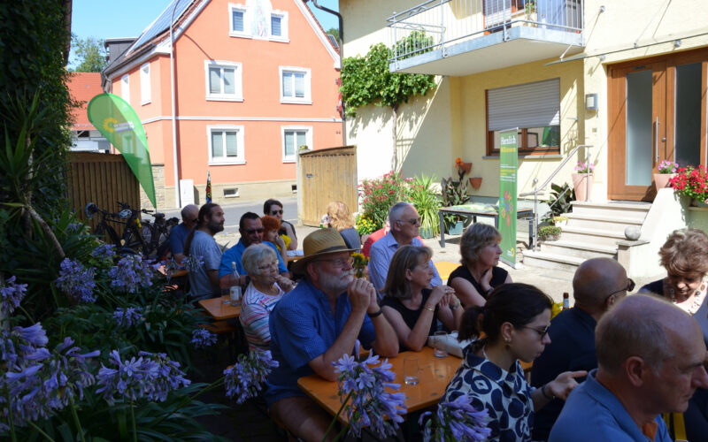 Gespannt lauschen die Gäste dem Rückblick des Landtagsabgeordneten Paul Knoblach auf seinem Biohof in Garstadt. Foto: Johannes Weiß, Büro MdL Knoblach