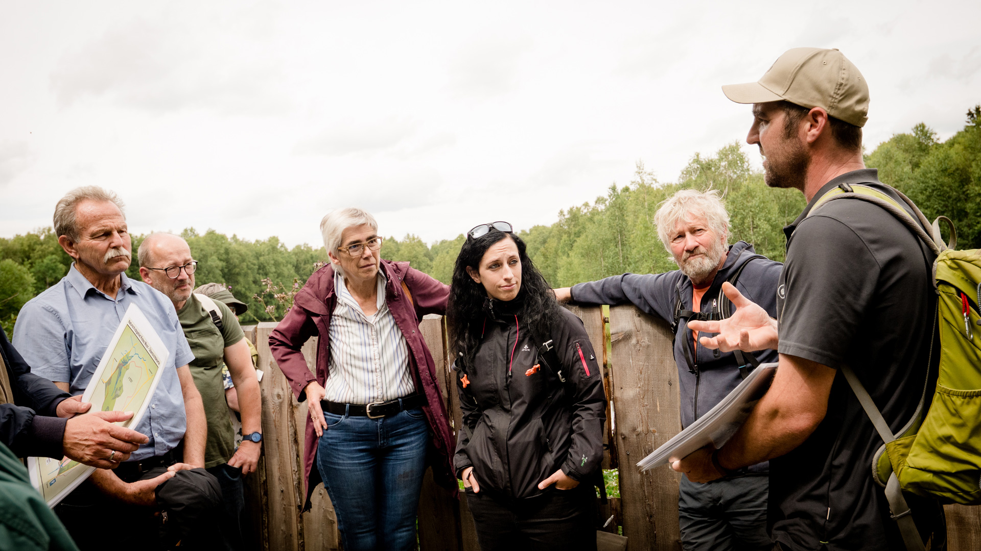 Beim Besuch des Roten Moores in Hessen. Links: Paul Knoblach (MdL Bayern). Mittig im Bild von links: Jutta Paulus (MdEP) und Vanessa Gronemann (MdL Hessen). Fotografin: Ute Laux, Bildrechte: Jutta Paulus, MdEP