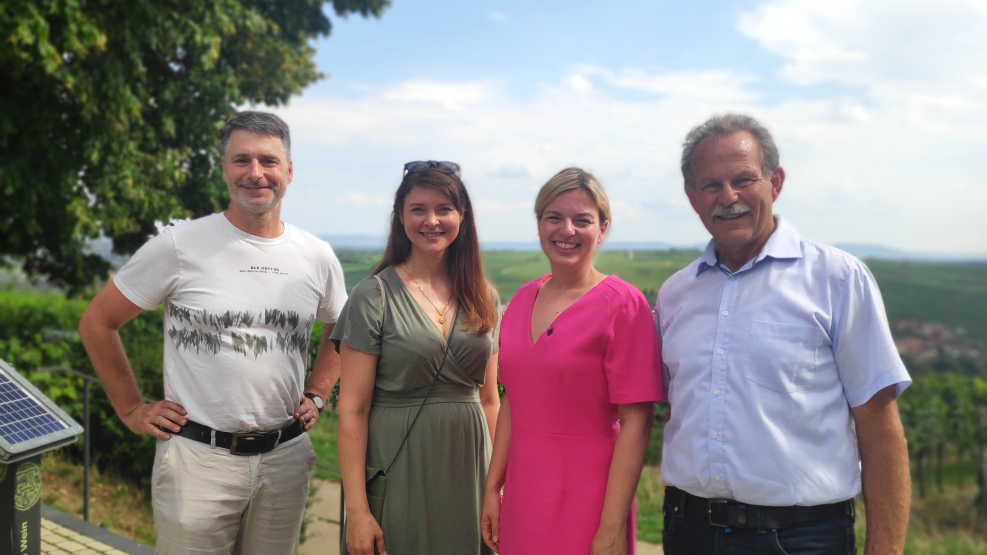 Auf Sommertour an der Mainschleife: Prof. Dr. Wolfgang Lenhard (Landtagswahl-Direktkandidat für Kitzingen), Marlies Dumsky (Landtagswahl-Listenkandidatin für Kitzingen), Katharina Schulze, MdL (Fraktionsvorsitzende Landtags-Grüne) und Paul Knoblach, MdL. Foto: Büro Katharina Schulze, MdL