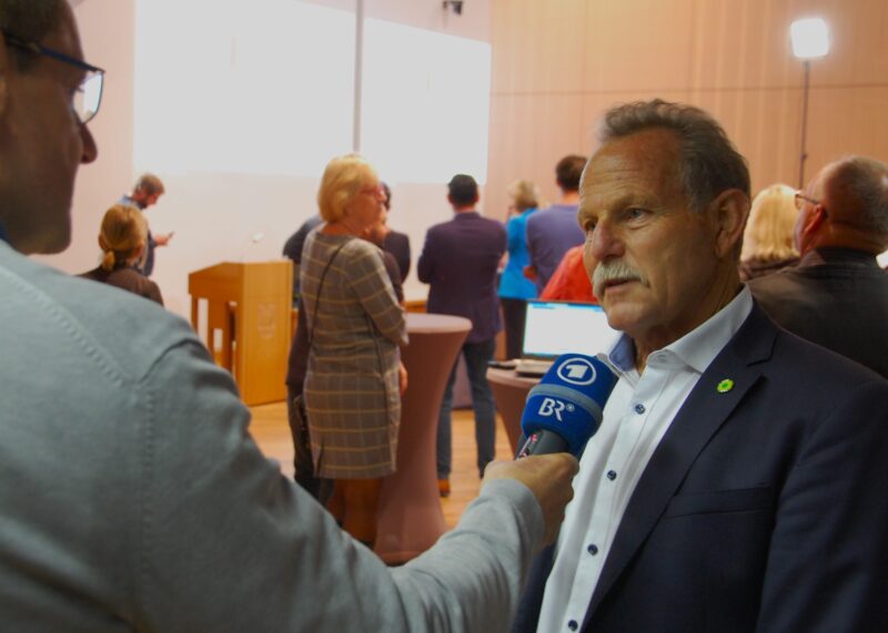 Paul Knoblach war ein gefragter Interviewpartner der Medien, hier für den Bayerischen Rundfunk. Foto: Hannes Helferich