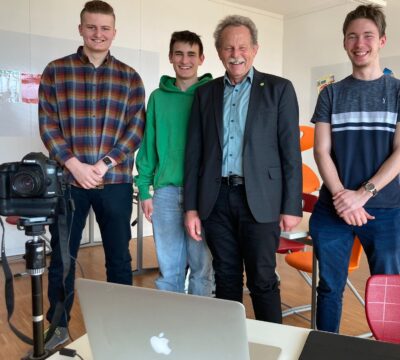 Paul Knoblach, MdL nach dem Interview des P-Seminars des Regiomontanus-Gymnasiums in Haßfurt. V.l.n.r.: Merlin Benkert, Paul Rottmann, Paul Knoblach, MdL und Maximilian Gumpert.