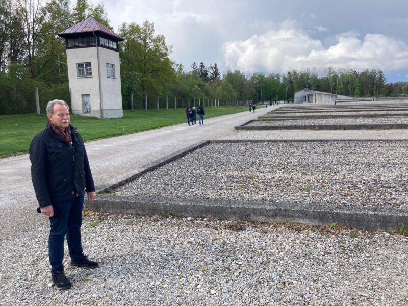 Der grüne Landtagsabgeordnete Paul Knoblach auf dem ehemaligen Lagerweg mit den Wachtürmen in der KZ Gedenkstätte Dachau. Foto: Hannes Helferich