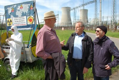 Es war die letzte Andacht im Schatten der Kühltürme, im Bild die BA-BI-Urgesteine Herbert Wiener (rechts) und Hubert Lutz (links) im Gespräch mit Grünen MdL Paul Knoblach.