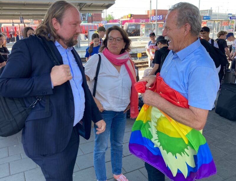 Auf Einladung von Paul Knoblach kam Toni Hofreiter für einen Tag nach Schwejnfurt – wie immer mit dem Zug. Das Foto zeigt den Bundestagsabgeordneten (links) und seine Referentin Steffi Leisenheimer (Mitte) bei der „bunten“ Begrüßung am Hauptbahnhof. Foto: Hannes Helferich