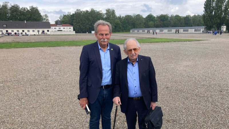 Den jüdischen Holocaust-Überlebenden Abba Naor traf der grüne MdL Paul Knoblach zu einem Gespräch in der KZ Gedenkstätte Dachau. Foto: Hannes Helferich