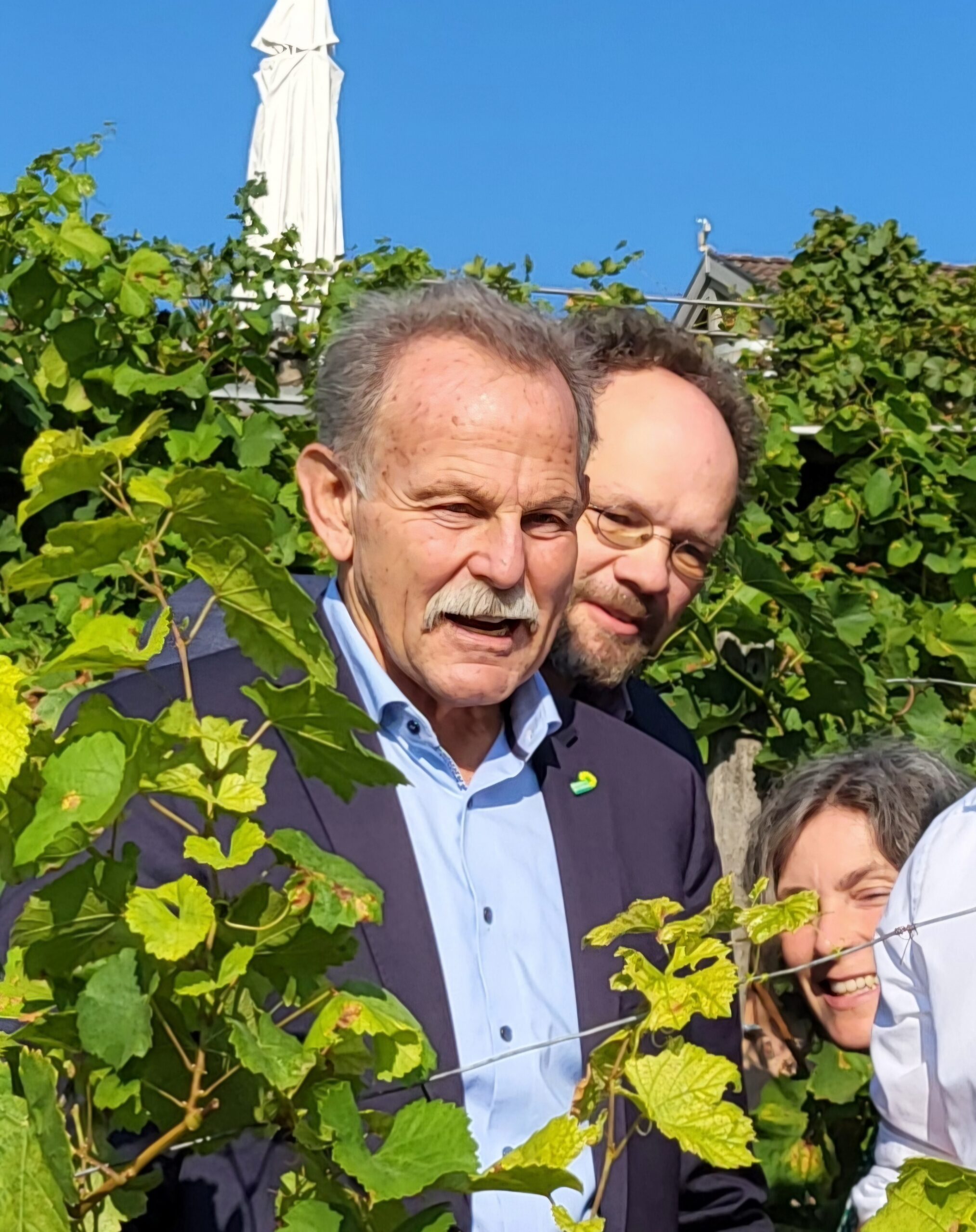 Paul Knoblach und Patrick Friedl – zusammen mit Kerstin Celina, im Weinberg.