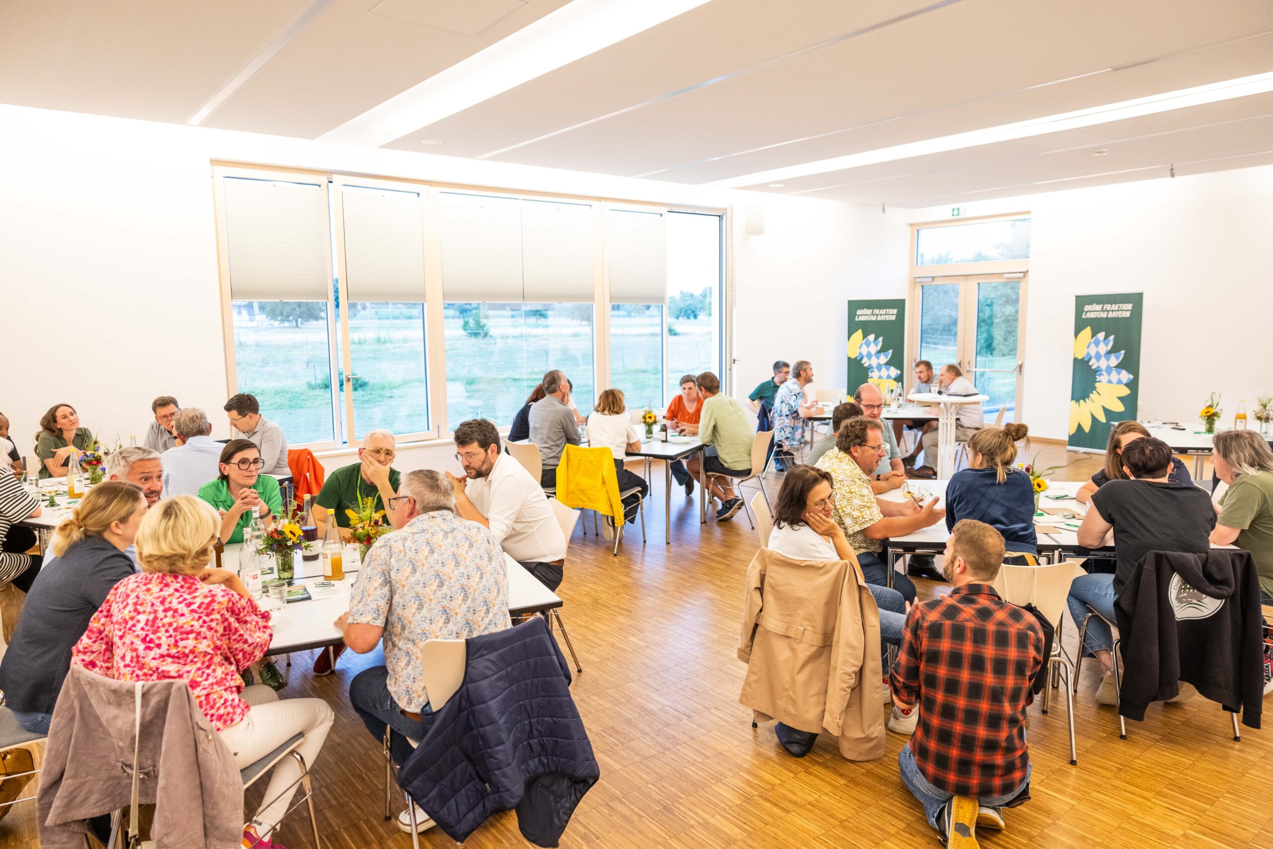 Angeregt diskutierten die Teilnehmerinnen und Teilnehmer der Dialogveranstaltung beim Abendessen untereinander und mit den beiden Abgeordneten in Werneck. Foto: Daniela Hütter
