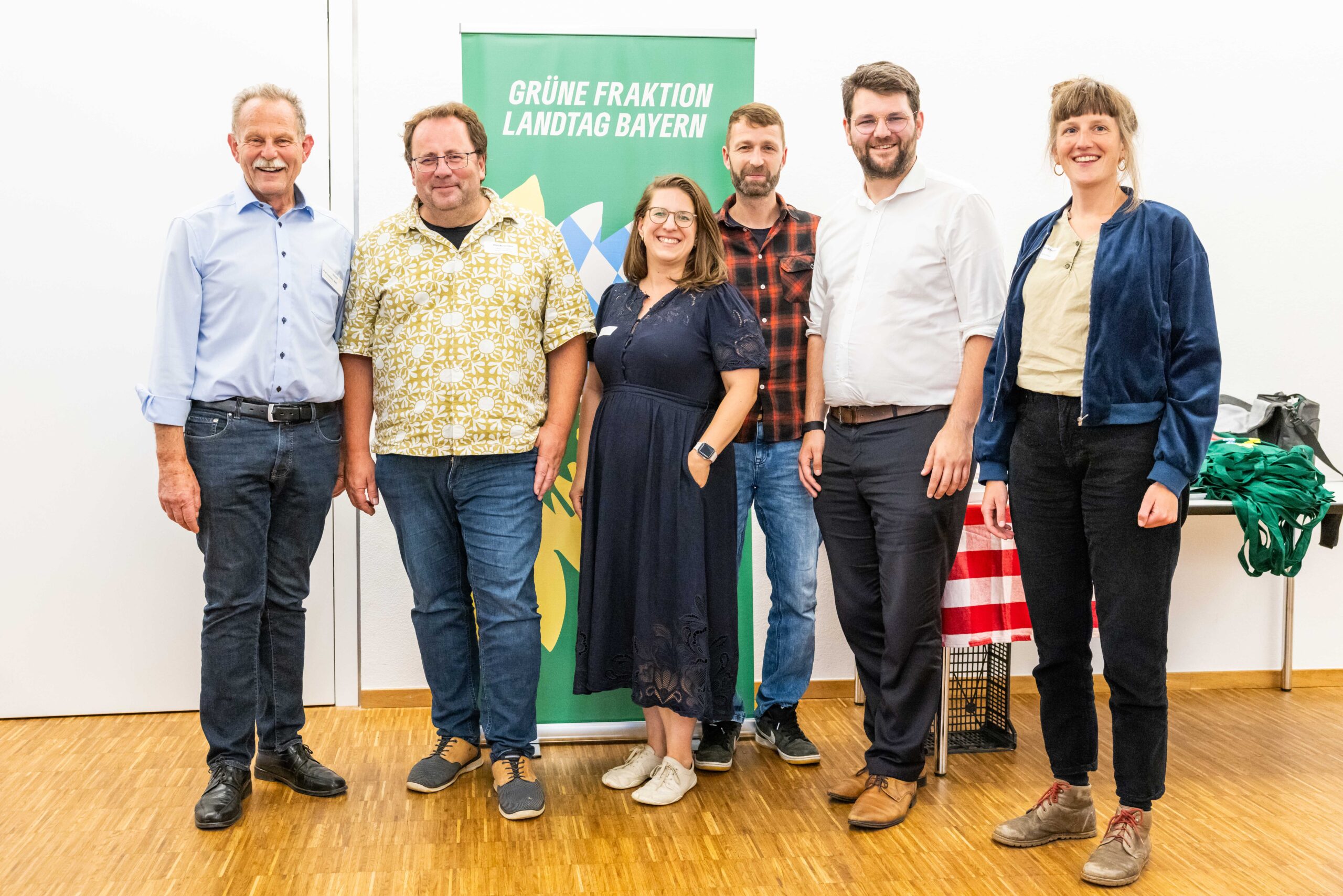Die Vortragenden des Dialogabends gemeinsam mit Paul Knoblach, MdL und dem stv. Fraktionsvorsitzenden Johannes Becher, MdL. V.l.n.r.: Paul Knoblach (MdL), Erich Morgenstern (Solawi Schweinfurt), Eva Böhm (Siebenäckerhof Niederwerrn), Michael Müller (Walddorfschule Würzburg), Johannes Becher (MdL), Anja Scheurich (FiBL). Foto: Daniela Hütter