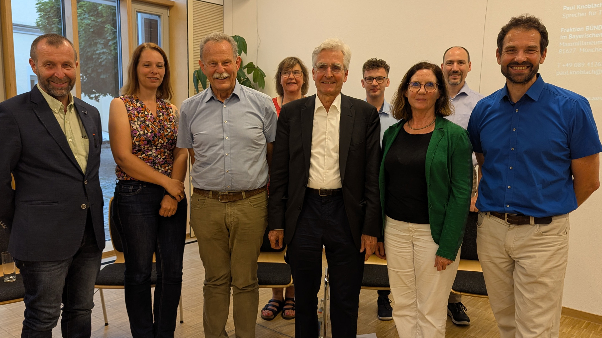 Die Podiumsteilnehmer*innen der Diskussionsrunde in Wassertrüdingen. In der vorderen Reihe v.l.n.r.: Robert Schmack (Landesverband der bayrischen Geflügelwirtschaft), Prof. Isabelle Ruhnke (Freien Universität Berlin ), Paul Knoblach (Sprecher für Tierschutz, MdL), Dr. Christhoph Maisack (Deutsche Juristische Gesellschaft für Tierschutz), Dr. Rebecca Holmes (Tierärztliche Vereinigung für Tierschutz), Martin Stümpfig (MdL). Foto: Frigga Wirths