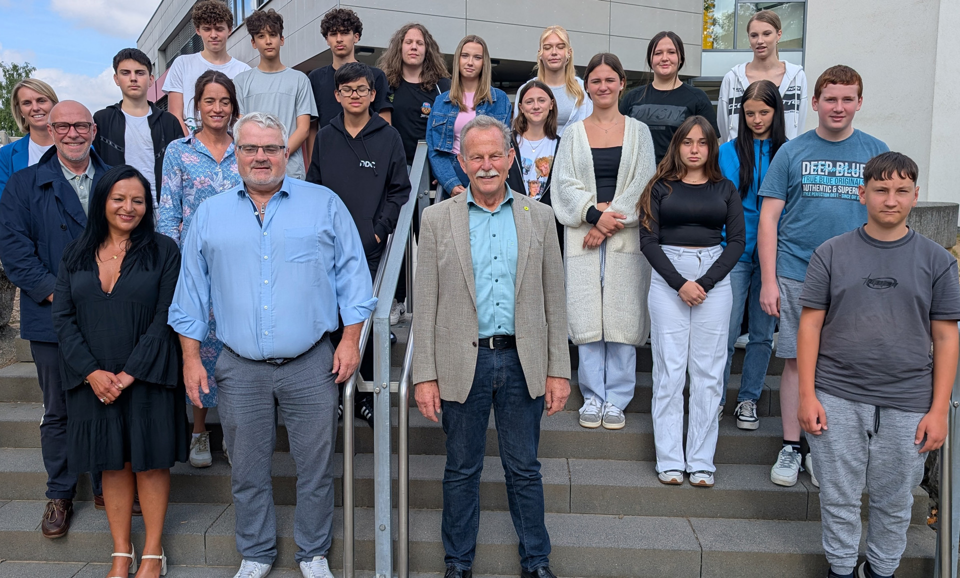 Paul Knoblach, MdL (mittig) zu Besuch in der Mittelschule Dittelbrunn. Knoblach unterstützte die Klasse finanziell um die KZ-Gedenkstätte Dachau besuchen zu können. Foto: Hannes Helferich