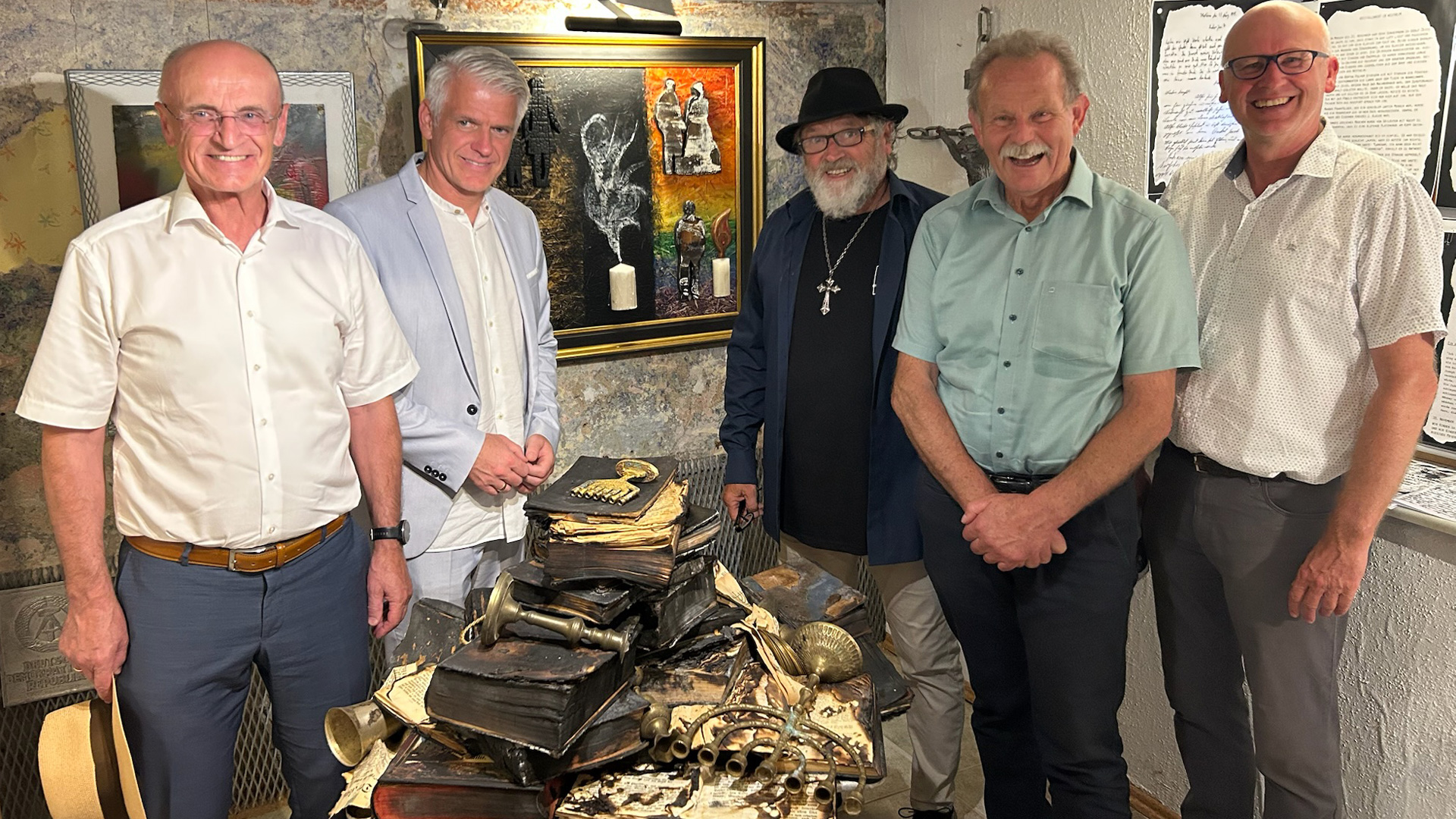 Bei der Eröffnung der noch bis 14. September zu sehenden Ausstellung von Hannes Betz über die einst lebendige jüdische Gemeinde waren dabei (von links) Landrat Wilhelm Schneider, MdL Steffen Vogel (beide CSU), Künstler Betz, Paul Knoblach (Bündnis 90/Die Grünen) und Stefan Paulus (SPD/CWG). Foto: Michael Thomé