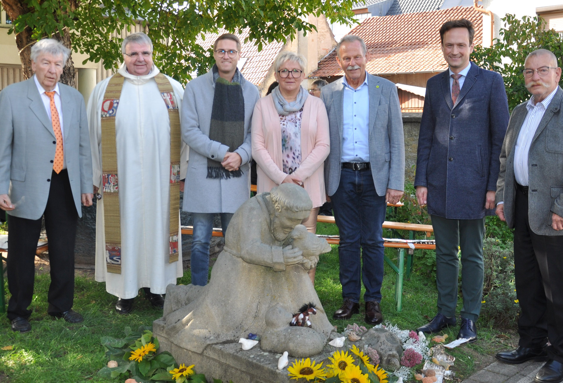 Franziskus stand in Gernach im Mittelpunkt. Mit dabei (von links) Erhard Scholl (Nachbarschaftshilfe Gernach), Domkapitular Clemens Bieber, Christoph Simon (Bezirksjugendring Unterfranken), Nicole Schneider (Vorsitzende Komm-In), Paul Knoblach (MdL, GRÜNE), Landrat Florian Töpper, Gemeinderat Dieter Dietz. Foto: Hedwig Treutlein-Scholl