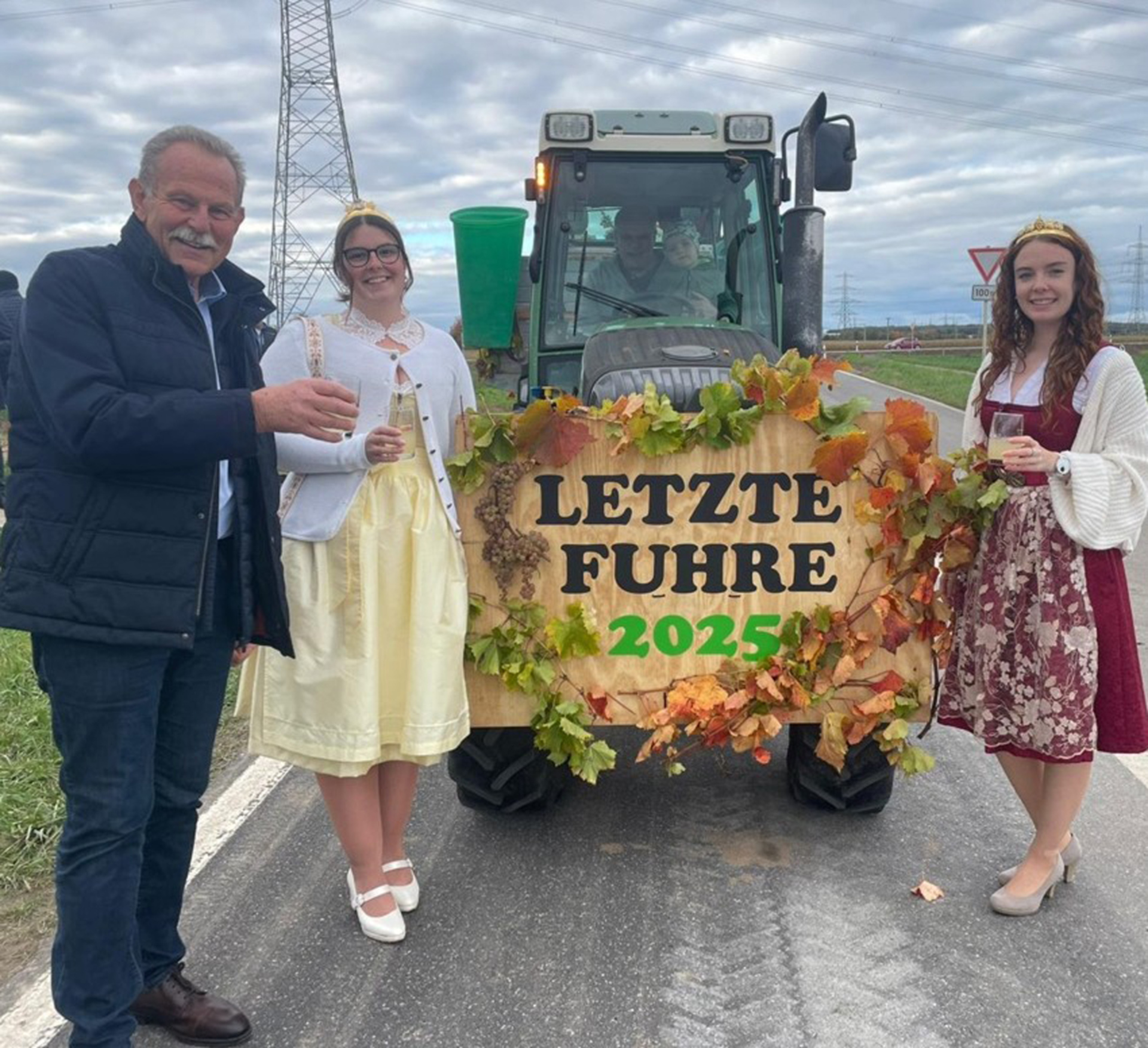 Bei der „letzten Fuhre“ des Weingutes Geßner aus Garstadt war Paul Knoblach natürlich dabei. Außerdem auf dem Foto außerdem die Hergolshäuser Weinprinzessin Victoria Gießübel und Leah Schmitt, die Weinprinzessin aus Garstadt (rechts). Foto: Leah Schmitt