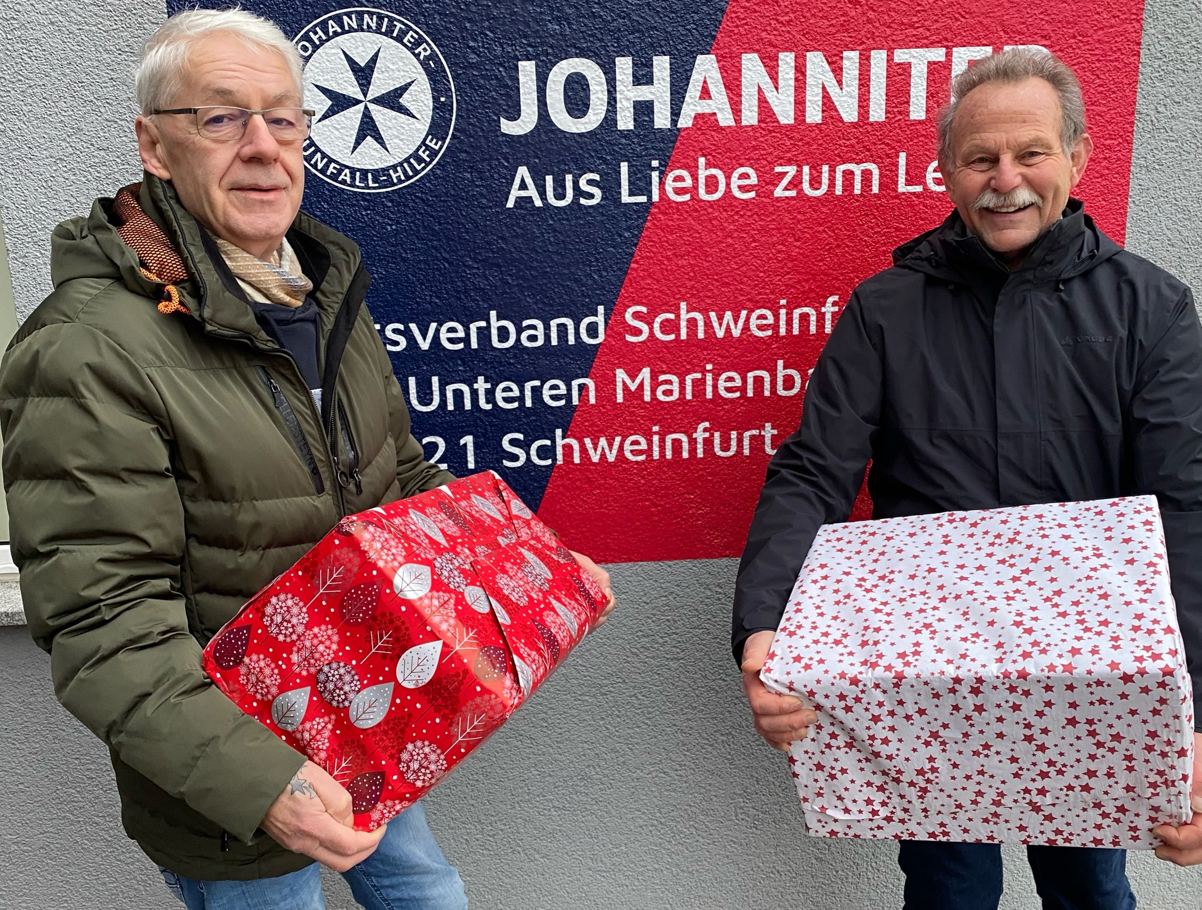 Beim Einsammeln der Pakete für den Johanniter-Weihnachtstrucker haben Paul Knoblach (rechts) und Regionalleiter Olaf Mauer kräftig angepackt. Foto: Hannes Helferich