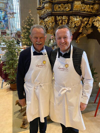 Neben Paul Knoblach hat auch Landesbischof Christian Kopp mitgeholfen.