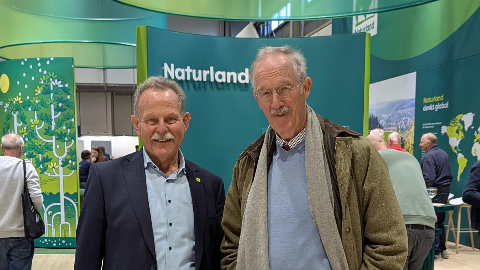 Paul Knoblach, MdL mit Felix zu Löwenstein am Naturland-Stand auf der Grünen Woche.