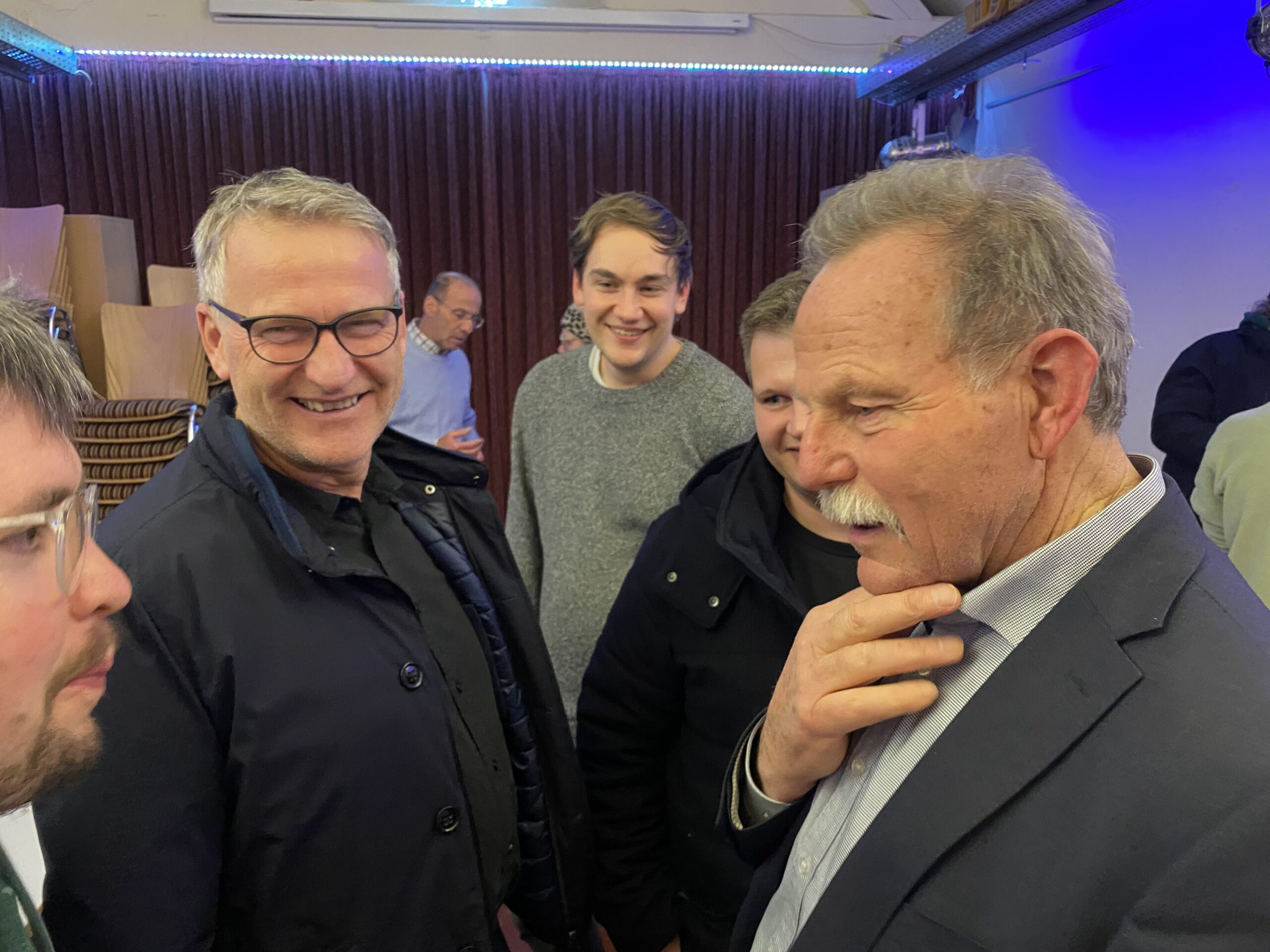 Auch nach dem „offiziellen“ Teil des Brennpunktgesprächs gab es noch viel Redebedarf, Gedankenaustausch und Begegnung. Foto: Hannes Helferich