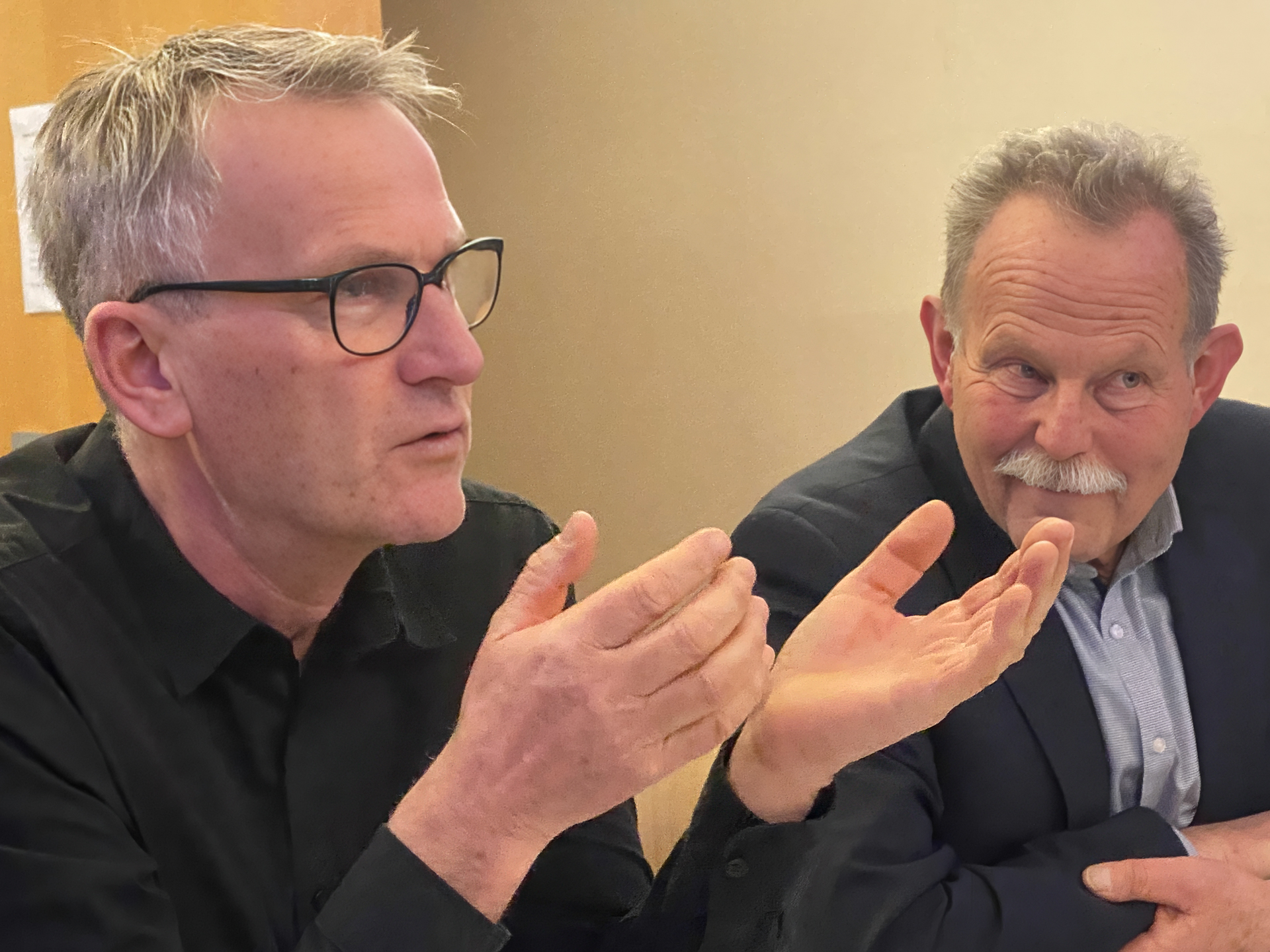 Rund um das Thema Bio drehte sich das erste Brennpunktgespräch im Feuerwehrhaus Oberndorf. Rede und Antwort standen der Naturland-Präsident Eberhard Räder und der grüne MdL Paul Knoblach (rechts). Foto: Hannes Helferich