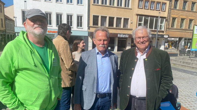 Bei der Mahnwache des Schweinfurter Aktionsbündnisses gegen Atomkraft auf dem Marktplatz Schweinfurt sprachen der grüne MdL Paul Knoblach (Mitte) und der langjährige BUND-Vorsitzende Hubert Weiger. Links Edo Günther, der Vorsitzende der BN-Kreisgruppe Schweinfurt, Mitveranstalter der Mahnwache. Hinten der neue Schweinfurter OB Ralf Hofmann und MdB/Linke Agnes Conrad. Foto: Hannes Helferich