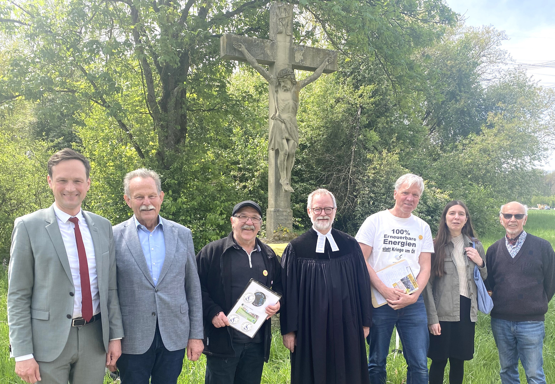 Die Andacht am Wegkreuz nahe dem einstigen KKG Grafenrheinfeld veranstaltete wieder die Bürgeraktion Umwelt-, Klima- und Lebensschutz Bürgerinitiative gegen Atomanlagen (BABI). Mit dabei von links Landrat Florian Töpper (SPD), der grüne MdL Paul Knoblach, Elmar Rachle (BA-BI), Pfarrer Heiko Kuschel, BA-BI-Vorsitzender Christian Schäflein, MdB Agnes Conrad (Die Linke) und Herbert Wiener (BA-BI). Foto: Hannes Helferich