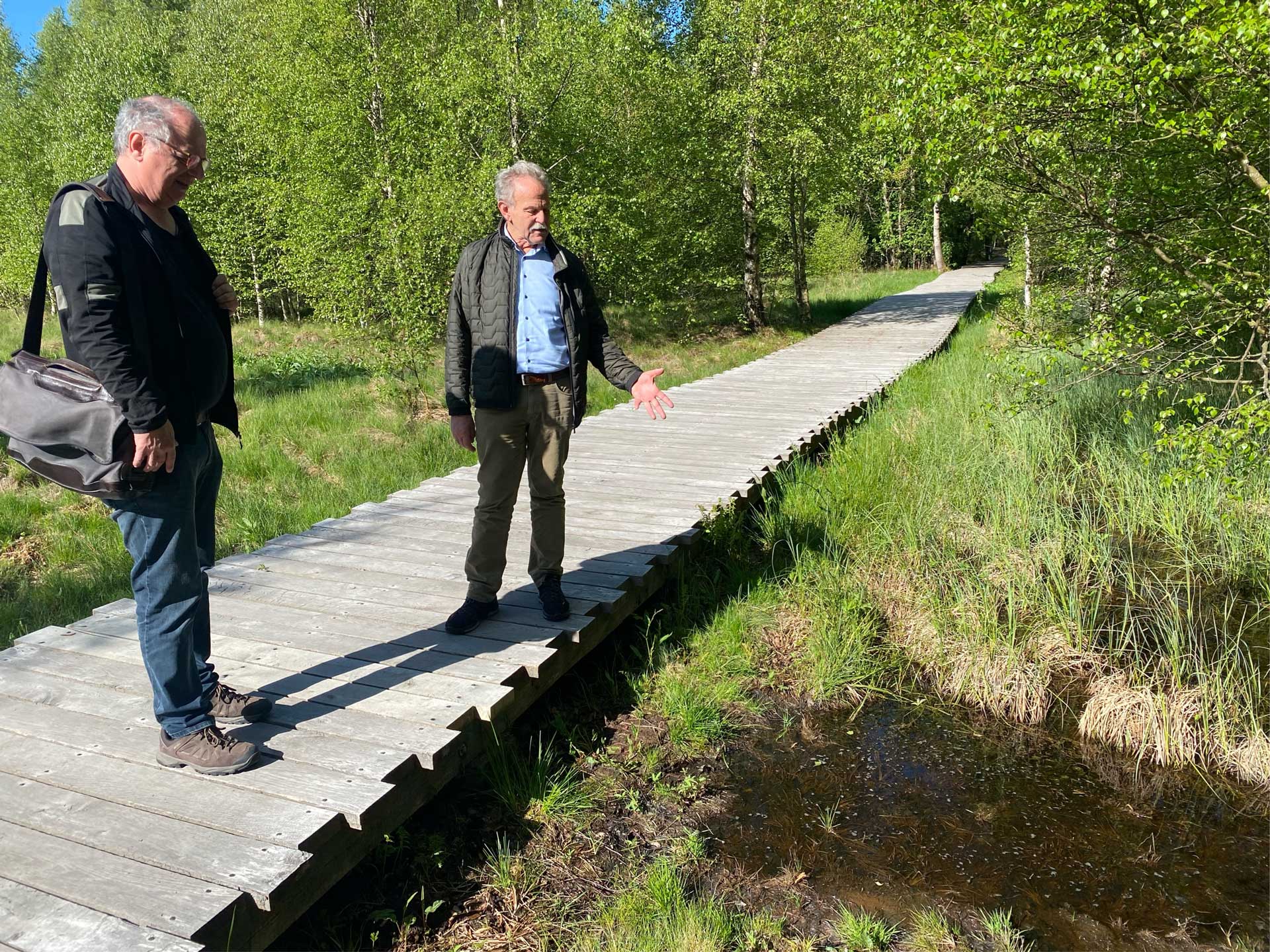 Bei seinem aktuellen Besuch des Schwarzen Moors – hier in Begleitung des Main-Post-Redakteurs Thomas Pfeuffer - forderte Paul Knoblach die Verantwortlichen in der Staatsregierung einmal mehr dazu auf, die in Gutachten schon vor Jahren dargelegten Schritte zur Rettung des bedeutenden Hochmoors nicht mehr weitere Jahre zu verzögern. Foto: Hannes Helferich